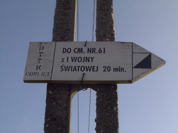 Drewniana tabliczka "szlaku cmentarnego"