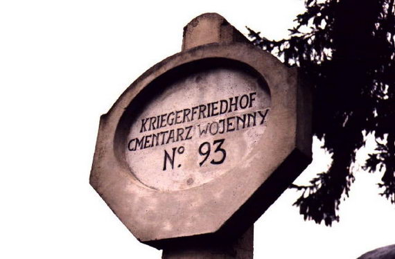 Kamienny supek z oznaczeniem cmentarza.